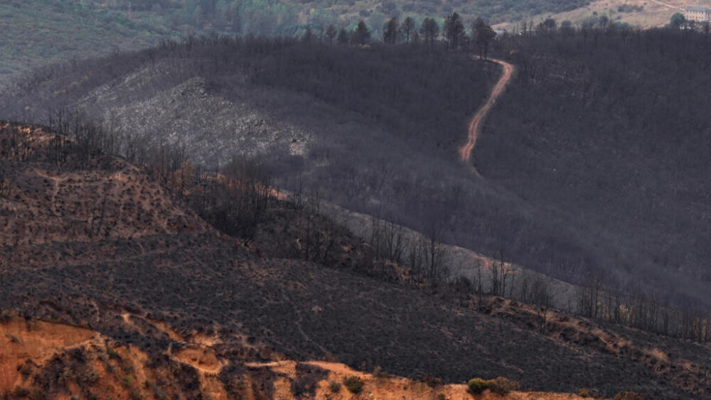 Esta foto de archivo muestra una vista de las superficies quemadas en Las Médulas, España, el 26 de agosto de 2025