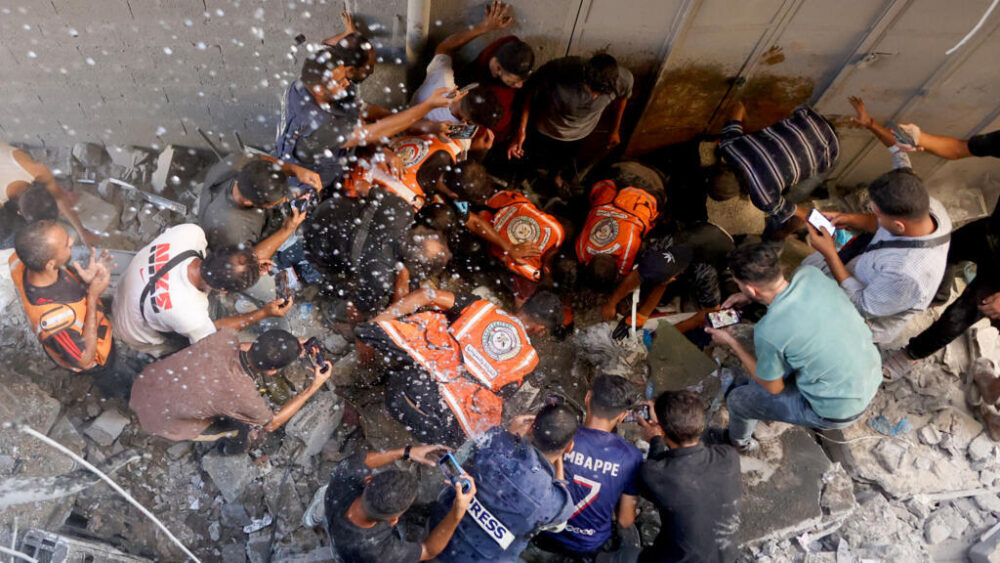Palestinos buscan sobrevivientes tras un bombardeo israelí en Ciudad de Gaza el 30 de agosto de 2025