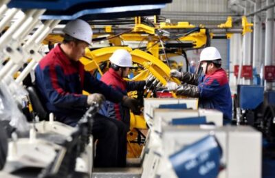 Malos datos para la economía china: la producción industrial y del consumo registraron sus niveles más bajos en casi un año