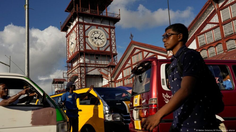 Una calle concurrida en Stabroek Market en Georgetown, Guyana. 