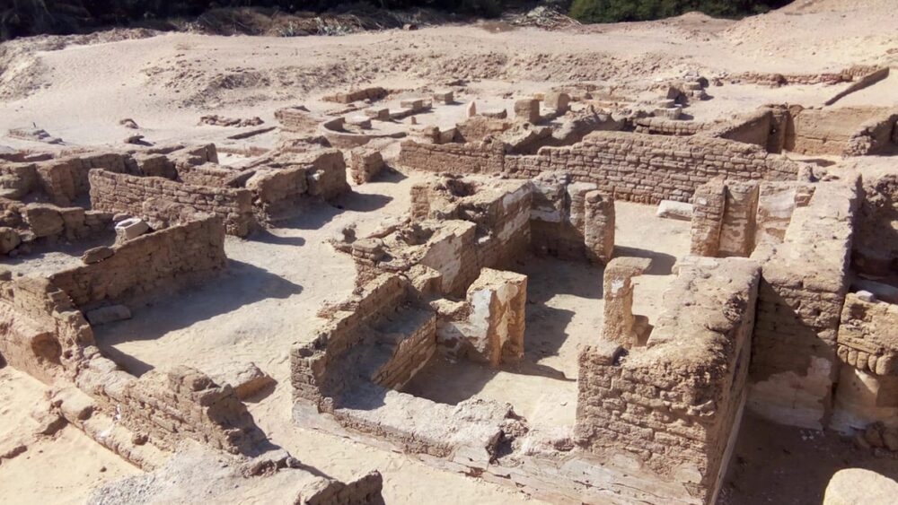Asentamiento de adobe en el sitio de excavación
