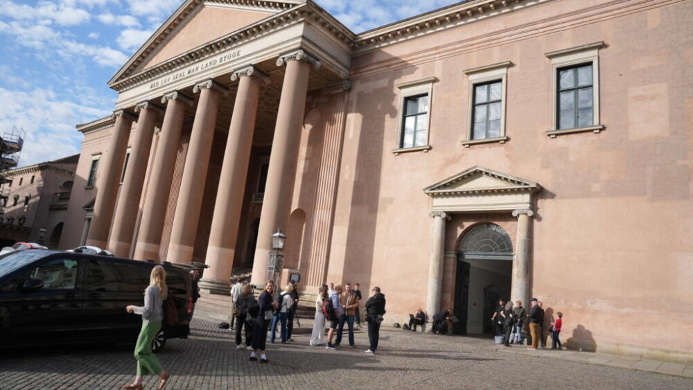 El Tribunal de Copenhague acoge el 21 de agosto de 2025 el juicio del político, Henrik Sass Larsen, de 59 años de edad, un influyente líder socialdemócrata que fue ministro de Industria de 2013 a 2015
