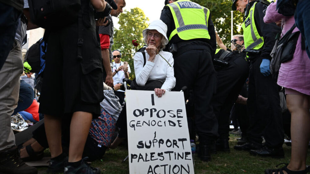 "Me opongo al genocidio. Apoyo a Palestive Action", clama una mujer durante una protesta para pedir que se retire la prohibición de la organización, el 9 de agosto de 2025 en Londres