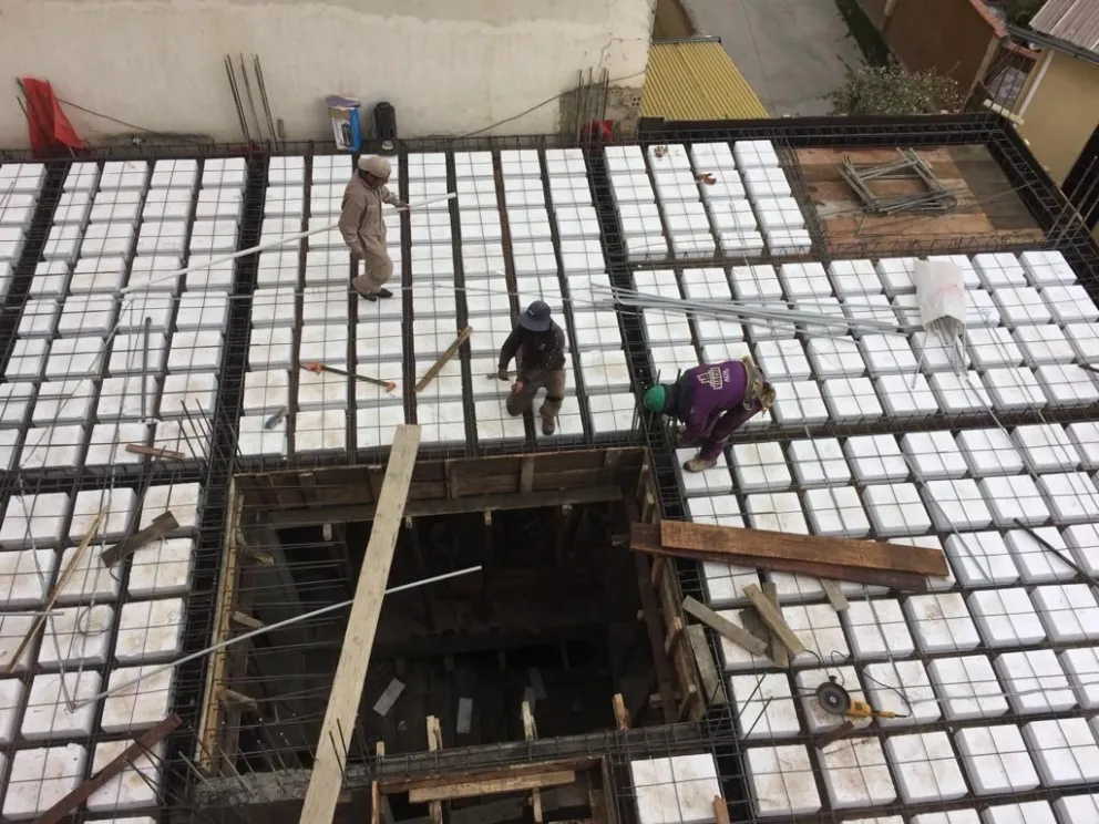 Obreros en plena tarea en una construcción. Foto: ABI