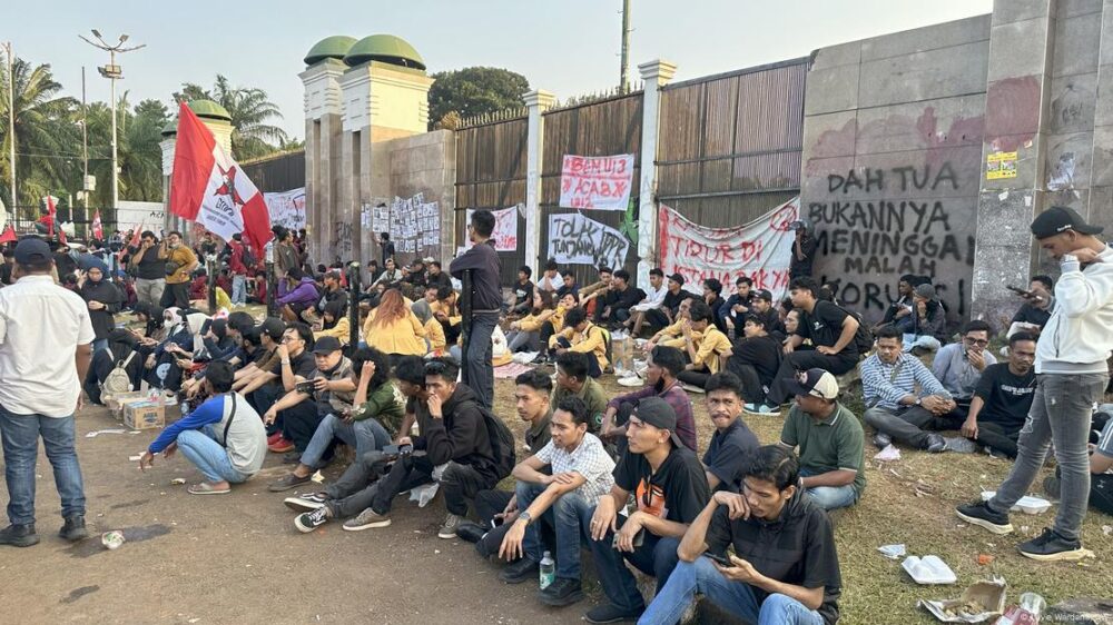 Estudiantes indonesios protestan pacíficamente en Yakarta, sentados en las aceras, contra el aumento de salarios a los legisladores.