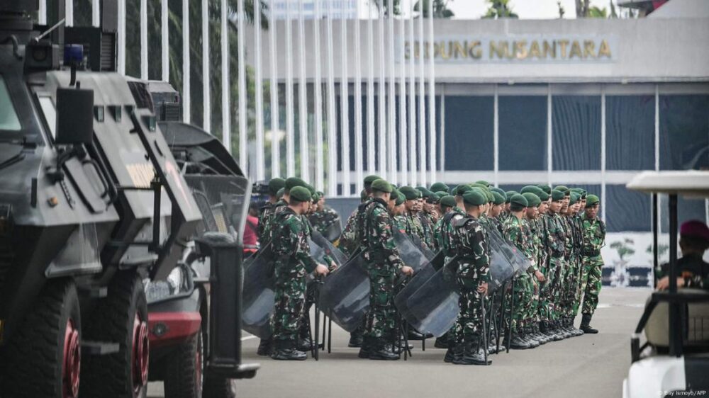 Miembros de las fuerzas de seguridad delante del Parlamento indonesio. (1.09.2025).