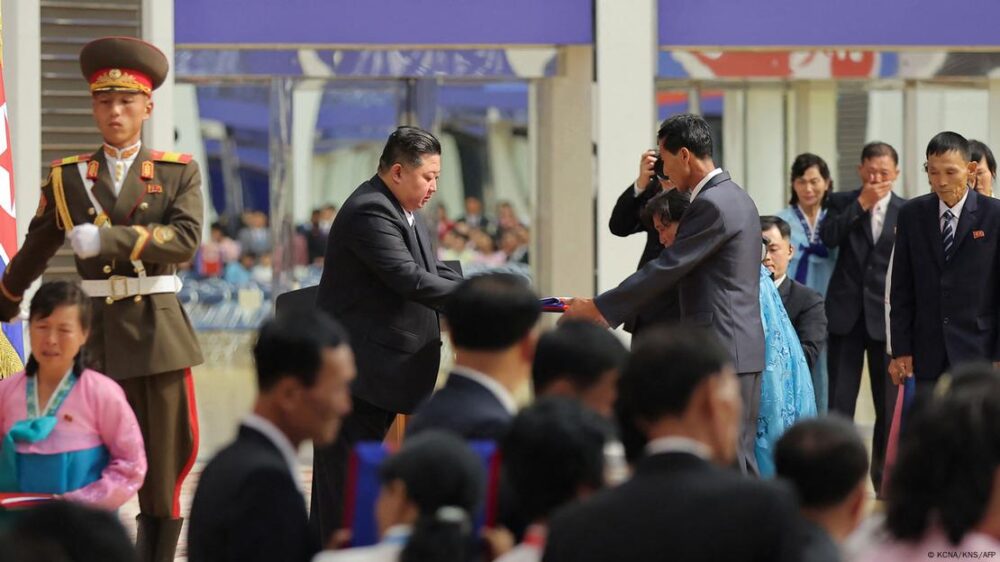 Kim Jong-un entrega retratos de soldados caídos que combatieron en Ucrania para Rusia a familiares.