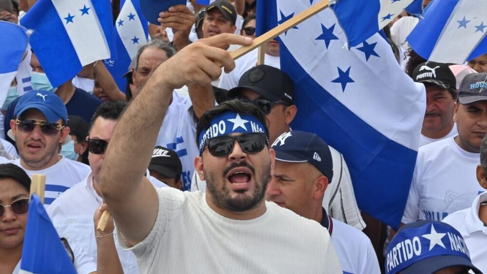 Partidarios del opositor Partido Nacional durante una manifestación por la paz y la democracia, en Tegucigalpa, el 27 de julio de 2025.