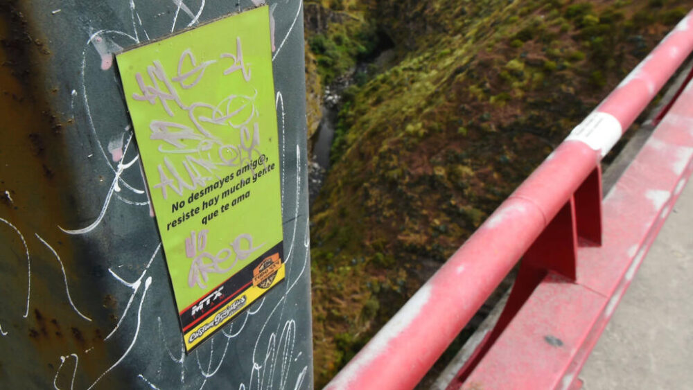 Un mensaje para prevenir los suicidios, fotografiado el 7 de septiembre de 2022 en la valla del puente del río Chiche a las afueras de Quito