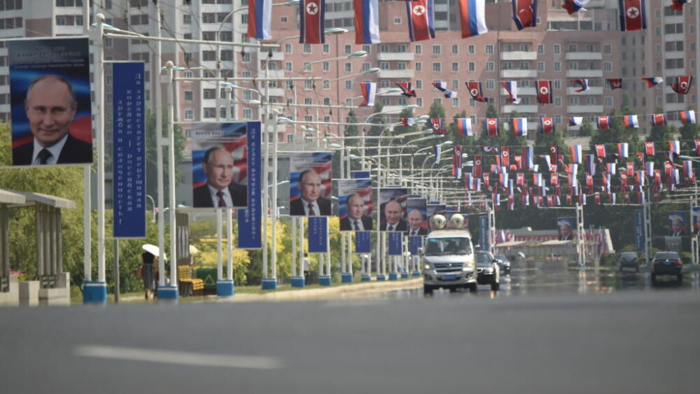 Unos retratos del presidente de Rusia y banderas de ese país y de Corea del Norte inundan Pyongyang el 20 de junio de 2024, preparados para una cumbre entre Vladimir Putin y el líder norcoreano, Kim Jong Un