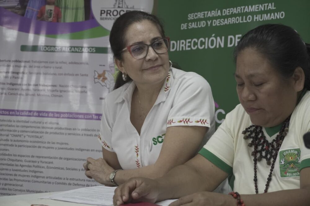 Lidia Mayser, directora departamental de Género de la Gobernaciónjunto a Rosa Pachurí, líder de Ormich /Foto: Gobernación