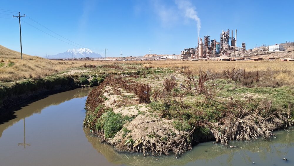 El río Pallina, en Viacha, contaminado por las aguas servidas que llegan de El Alto. 