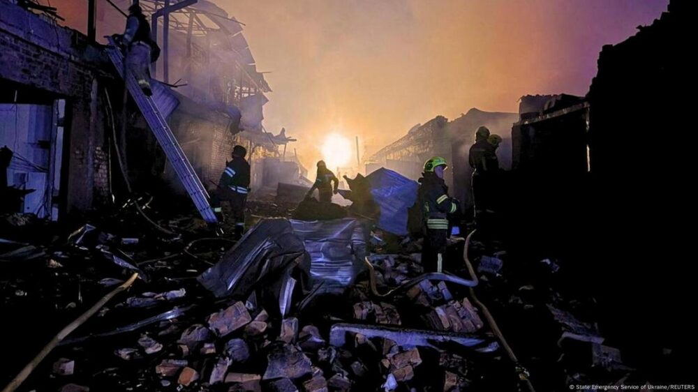 Bomberos entre ruinas de edificaciones en la localidad de Bila Zerkva, en la región de Kiev, tras un ataque de Rusia. (2.09.2025).
