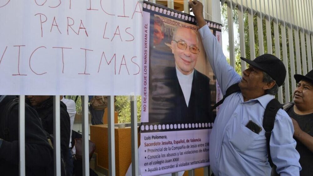 Una de las víctimas cuelga una foto de uno de los sacerdotes acusados ​​de abuso sexual luego de la audiencia donde un juez ordenó arresto domiciliario para los sacerdotes españoles Marcos Recolons y Ramón Alaix por encubrir los abusos sexuales cometidos por el fallecido sacerdote Alfonso Pedrajas en las décadas de 1970 y 1980 en Cochabamba, Bolivia, el 28 de marzo de 2024.
