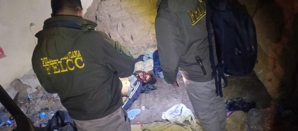 Hallan en un lote el cadáver de hombre sin piel en el rostro