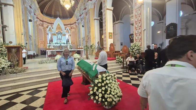 La población llegó a la Catedral para despedirse de Percy Fernández La población llegó a la Catedral para despedirse de Percy Fernández