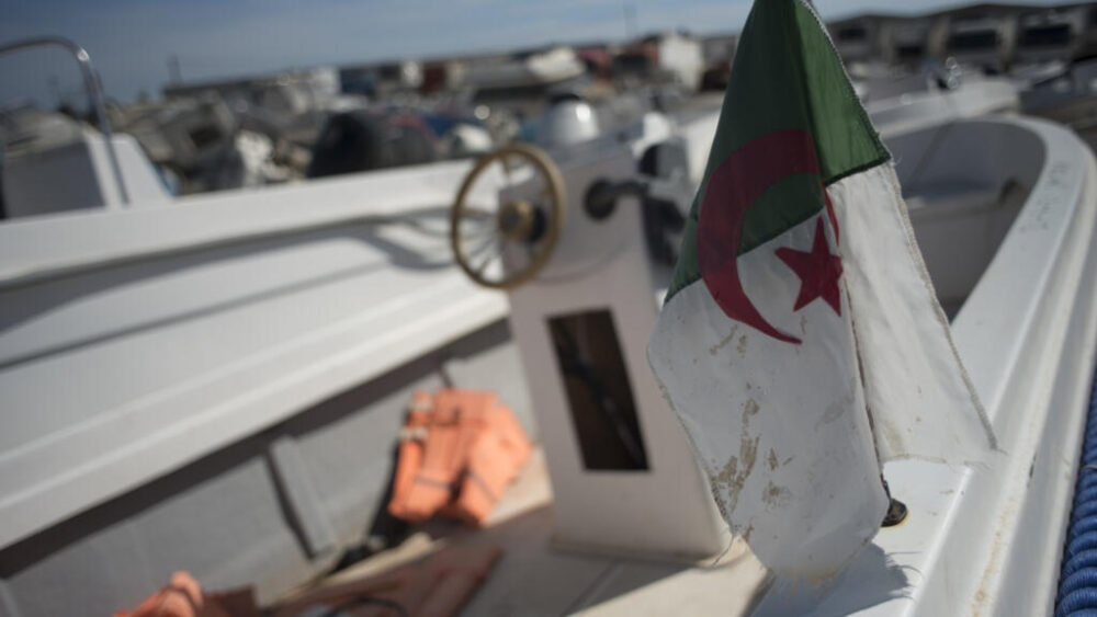 Una bandera de Argelia en una barca utilizada por migrantes para cruzar el mar de Alborán y almacenada en Almería, en el sureste de España, en una imagen del 15 de octubre de 2021