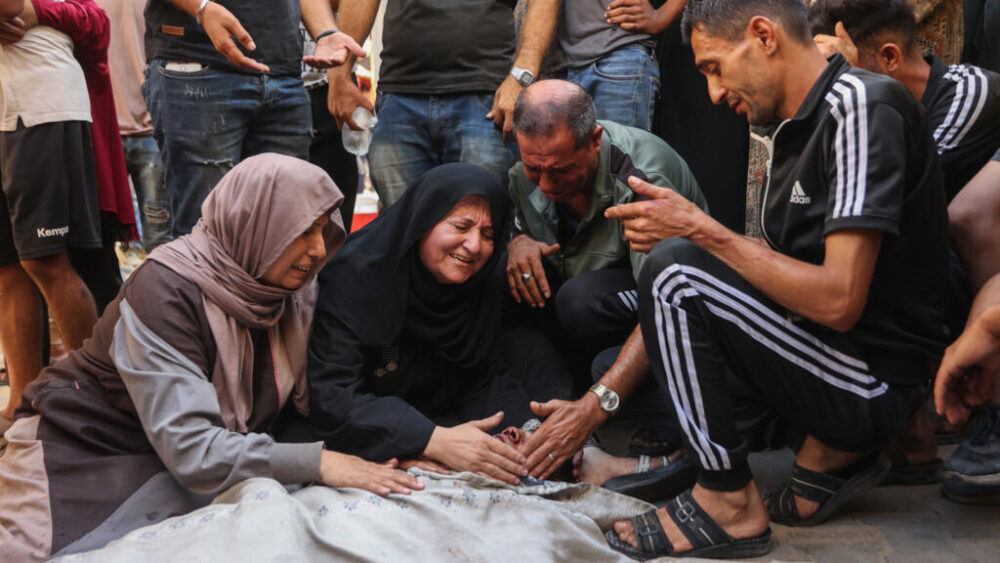 Unos palestinos lloran la muerte de un ser querido víctima de un bombardeo israelí el 2 de septiembre de 2025 en Ciudad de Gaza
