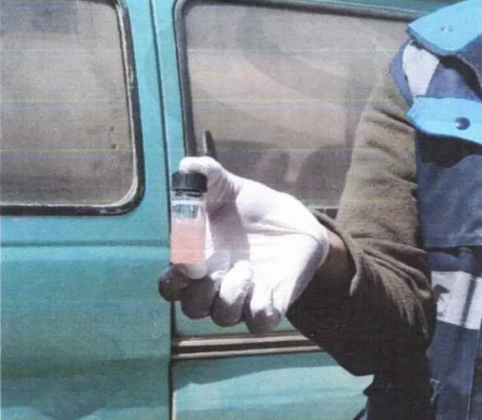 Muestra con reactivos que confirma el cianuro en una poza minera en el municipio de Viacha. Foto: Captura