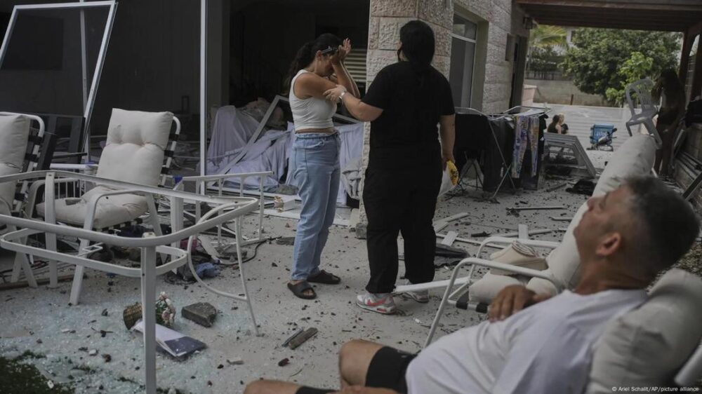 Ataque de Irán contra Israel en 2025: vivienda destruida, y personas consternadas.