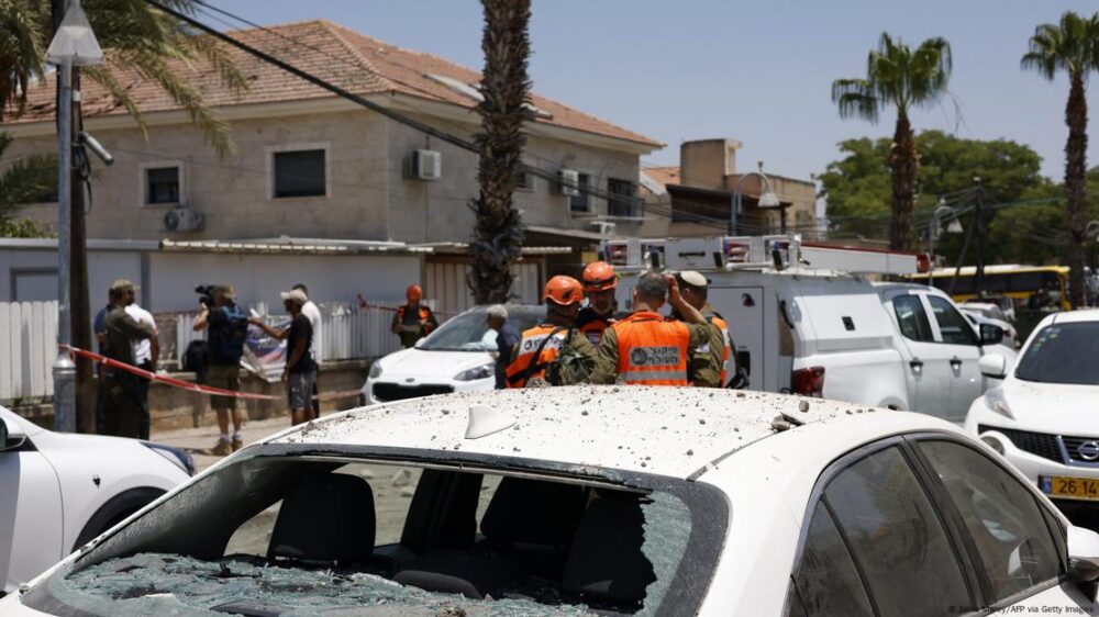 Soldados y rescatistas israelíes en Beit She'an, Israel, luego de un ataque iraní.