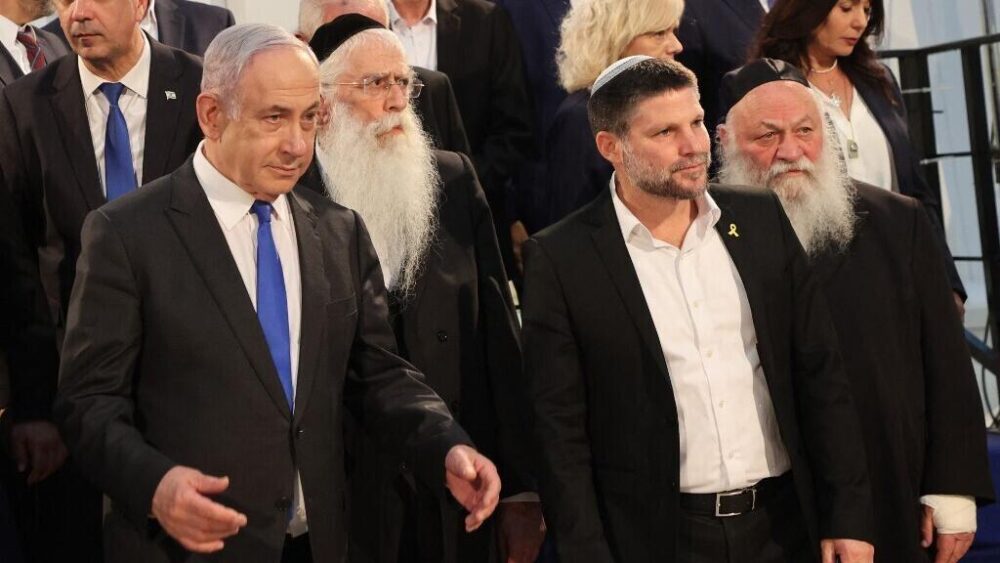 El primer ministro israelí, Benjamin Netanyahu (izq.), y el ministro de Finanzas, Bezalel Smotrich (segundo por der.), llegan a una reunión del gabinete en el Museo de las Tierras Bíblicas en Jerusalén el 5 de junio de 2024.