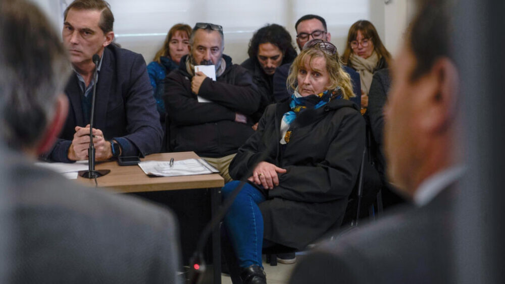 La argentina Patricia Kadgien (D), hija del gurú financiero de las SS Friedrich Kadgien, asiste a una audiencia tras ser arrestada en Mar del Plata, provincia de Buenos Aires, el 4 de septiembre de 2025.