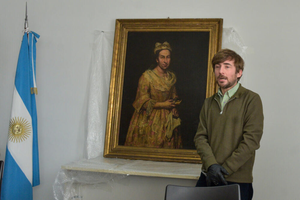 El profesor Ariel Bassano habla frente a una pintura identificada como "Retrato de una dama", del barroco italiano Giuseppe Ghislandi (1655-1743), supuestamente robada por los nazis, exhibida en Mar del Plata el 3 de septiembre de 2025