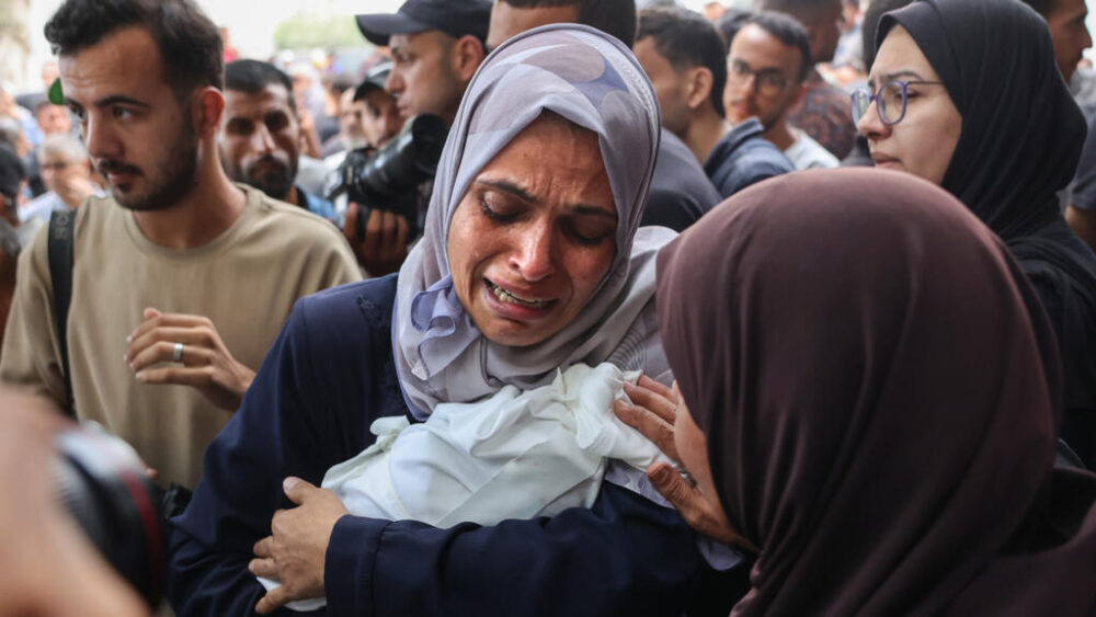 Una palestina llora mientras sostiene el cuerpo de un bebé muerto por bombardeos israelíes en Ciudad de Gaza, el 4 de septiembre de 2025