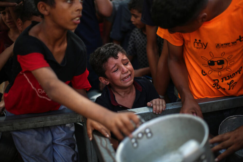 Un niño palestino llora mientras espera recibir una comida caliente en Nuseirat, en la Franja de Gaza, el 4 de septiembre de 2025