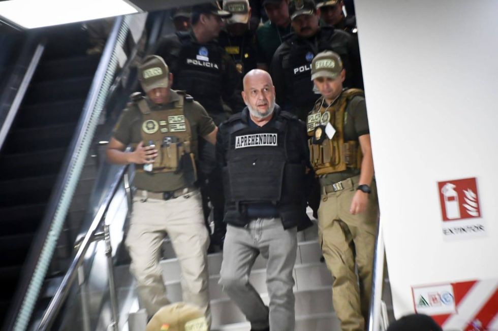 El exministro Arturo Murillo en el aeropuerto Viru Viru. 