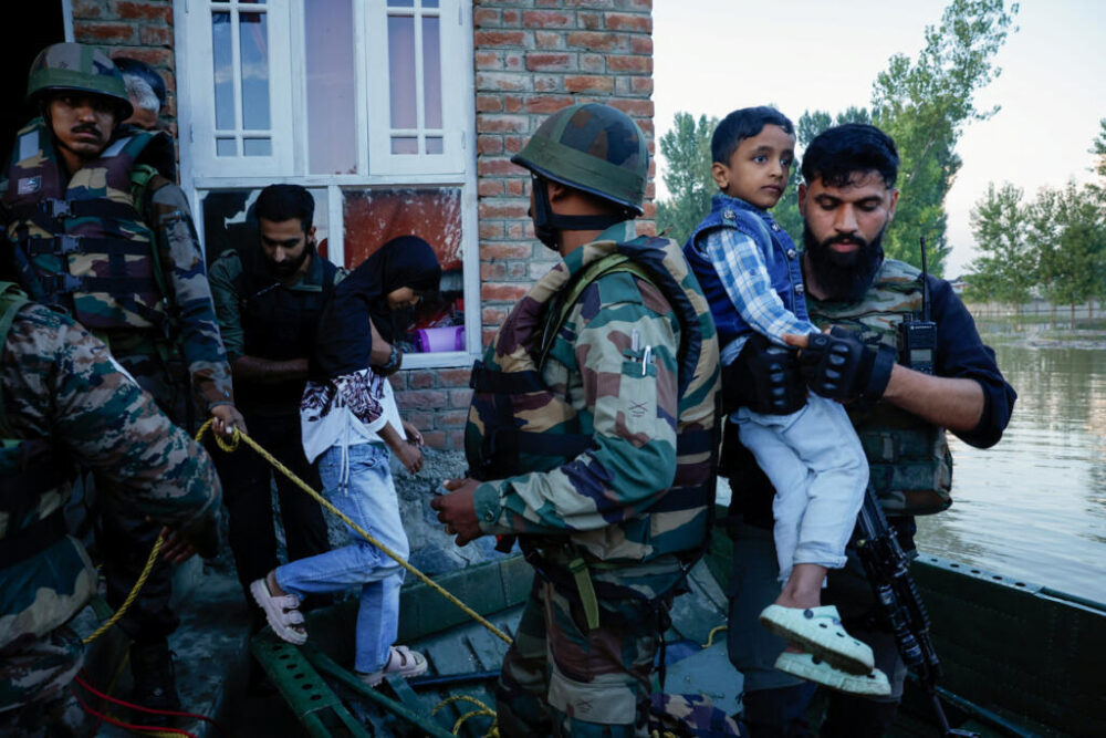 Militares indios evacúan a una familia de su hogar debido a la crecida de las aguas tras la rotura del dique del río Jhelum en la aldea de Zoonipora, en el centro de Cachemira india, el 4 de septiembre de 2025.
