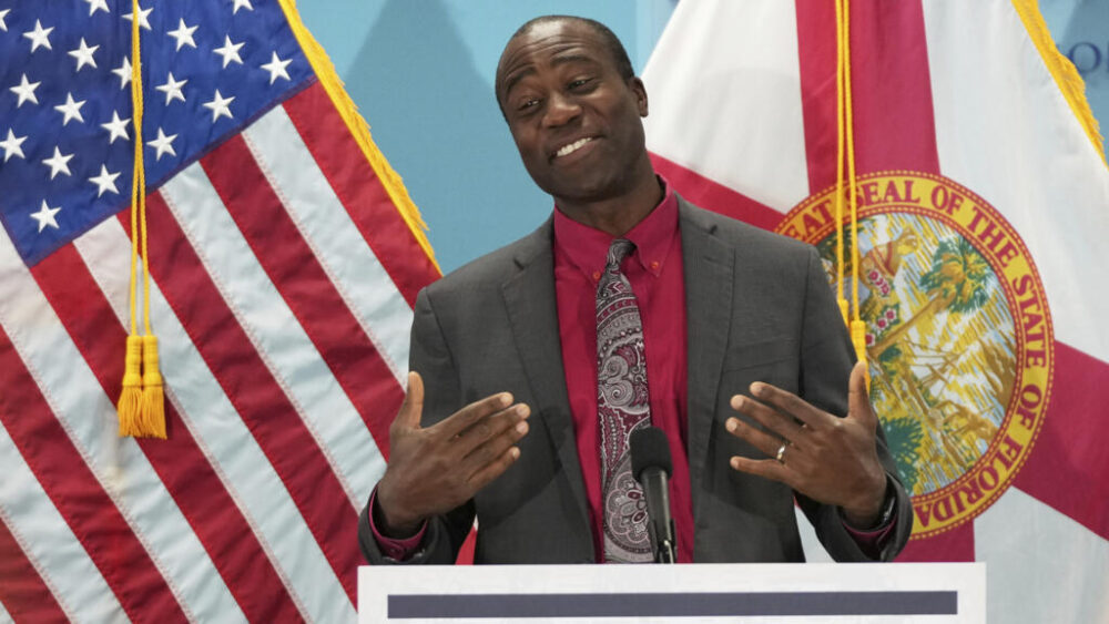 "¿Quién soy yo para decirle qué poner en el cuerpo de sus hijos?", dijo Joseph Ladapo, la mayor autoridad de Salud en Florida. Foto: 6 de mayo de 2025 en Miami.