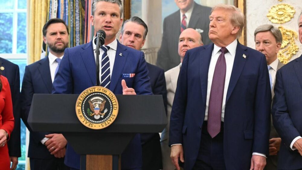 El presidente Donald Trump (dcha) escucha al secretario de Defensa de EEUU, Pete Hegseth, durante un acto en el Despacho Oval de la Casa Blanca, el 2 de septiembre de 2025 en Washington President Donald Trump is changing the name of the Department of Defense to the "Department of War," the White House announced on September 4, 2025, after the US leader repeatedly suggested a rebranding to project a more powerful image. Trump will sign an executive order permitting use of the "Department of War" as a "secondary title" for the sprawling department, a White House document said, as its official title is established by Congress.