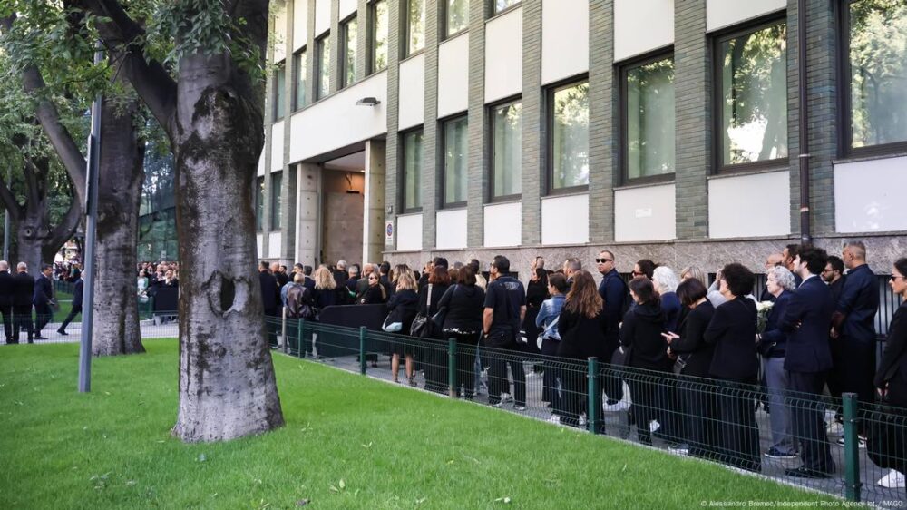 Una multitud guarda fila para acceder al velatorio de Armani en la sede de su compañía.