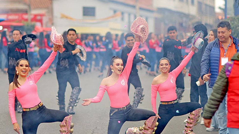 CONVITE. La destreza y la belleza de tres integrantes de San Simón.