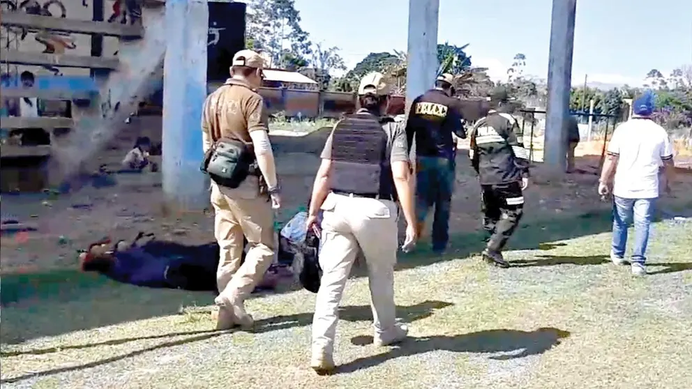 Policía llega al colegio de Entre Ríos, Trópico, tras la detonación de un explosivo, para iniciar las investigaciones. / CORTESÍA MARÍA NUÑEZ