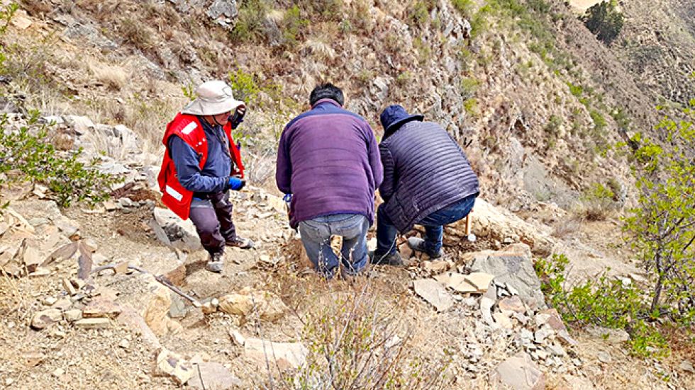 EXPLORACIÓN. Un técnico de New Pacific Metals junto con el alcalde Cabezas y un poblador toman muestras de plomo en el municipio de Yamparáez.