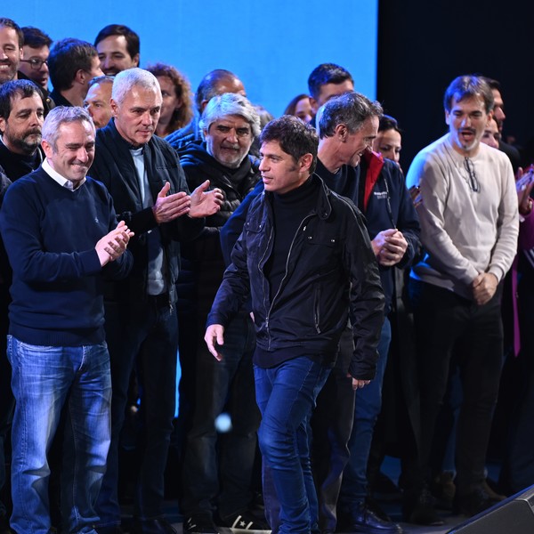 Axel Kicillof y los dirigentes del peronismo-K celebran el triunfo en las elecciones en la provincia de Buenos Aires 2025, en el bunker Fuerza Patria en el Hotel Grand Brizo Plata. FOTO PEDRO LAZARO FERNANDEZ 
