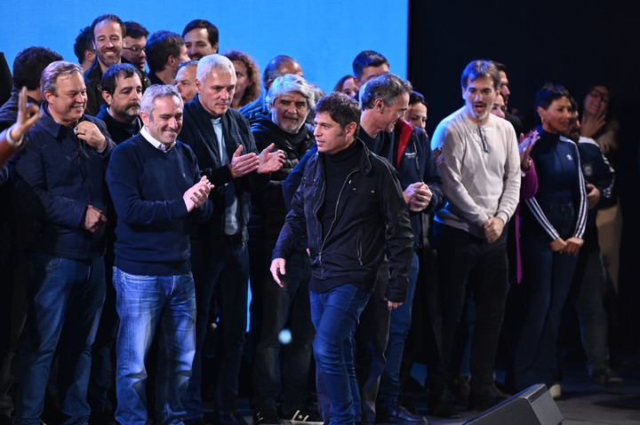 Axel Kicillof y los dirigentes del peronismo-K celebran el triunfo en las elecciones en la provincia de Buenos Aires 2025, en el bunker Fuerza Patria en el Hotel Grand Brizo Plata. FOTO PEDRO LAZARO FERNANDEZ 