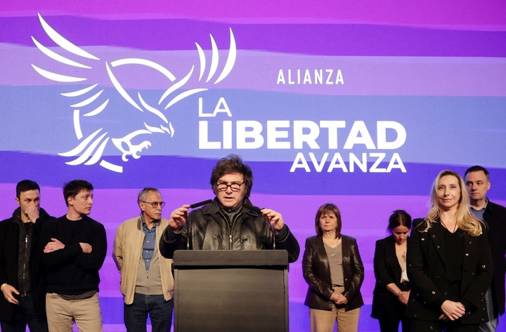 Javier Milei al hablar en el búnker de LLA. REUTERS/Tomas Cuesta