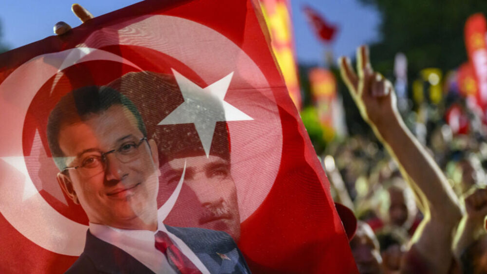 Ekrem Imamoglu, alcalde de Estambul de 53 años, fue detenido a mediados de marzo de 2025 durante una redada policial, acusado de corrupción y de tener vínculos con el PKK. Desde octubre de 2024, nueve de los 26 alcaldes del CHP de los distritos de Estambul han sido detenidos y encarcelados.