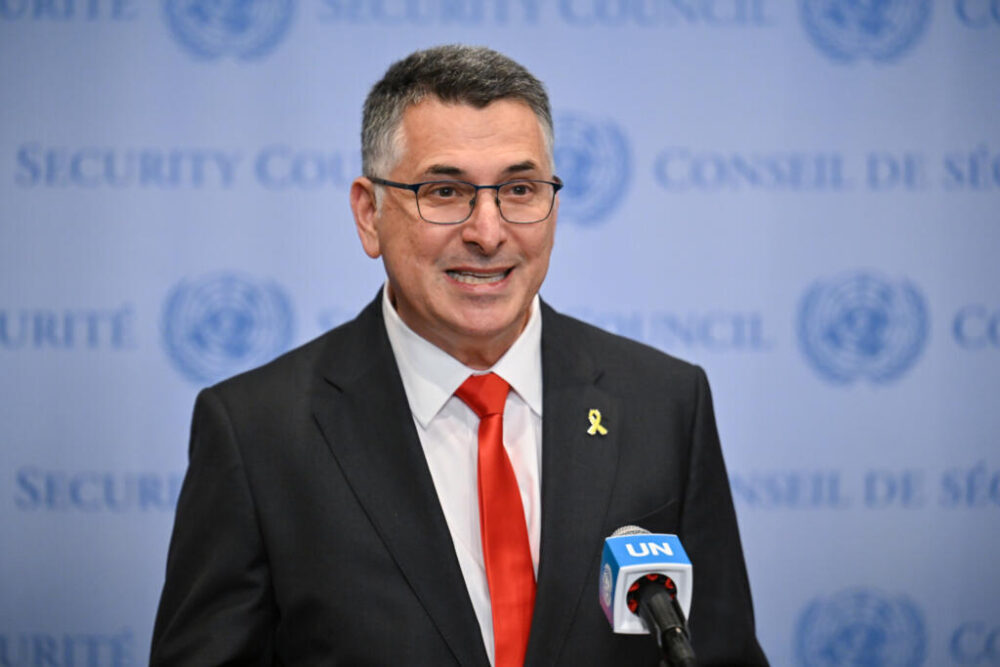 El ministro de Exteriores israelí, Gideon Saar, habla con la prensa antes de una reunión del Consejo de Seguridad de la ONU sobre la situación en Oriente Próximo, el 5 de agosto de 2025 en Nueva York
