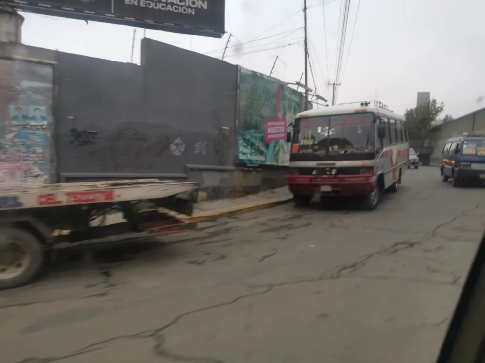 Filas para conseguir combustible esta mañana en la curva de Olguín, en Obrajes. Foto. M Belmonte