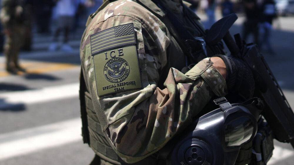 Un agente del Servicio de Inmigración y Control de Aduanas (ICE) frente al Centro de Detención Metropolitano de Los Ángeles, el 10 de junio de 2025.