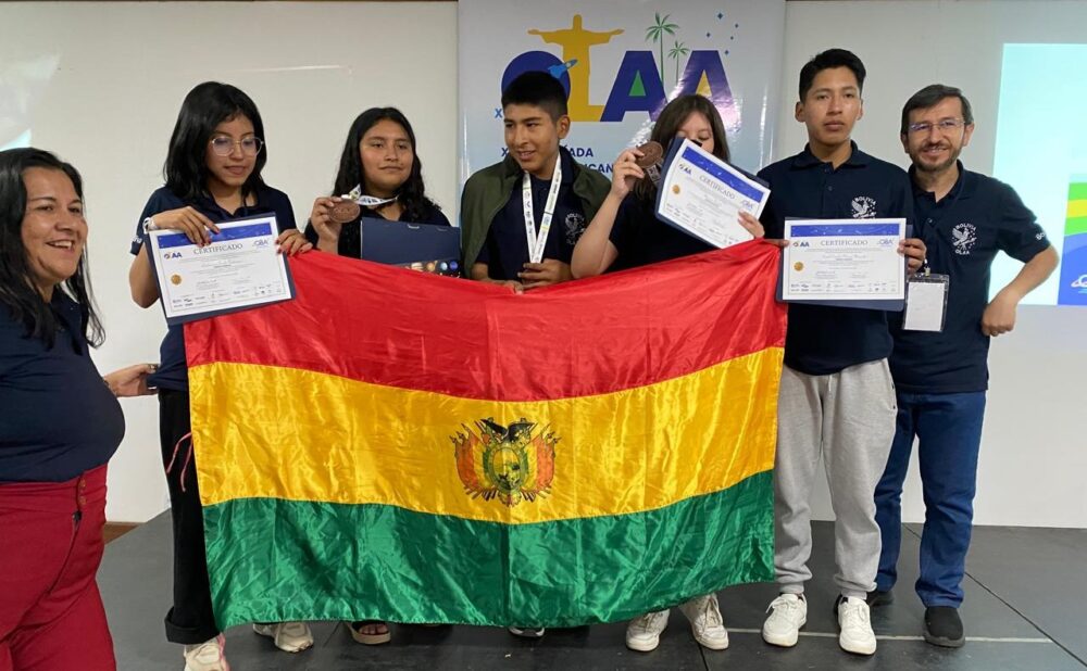 Delegación boliviana que participó en la olimpiada en Brasil 