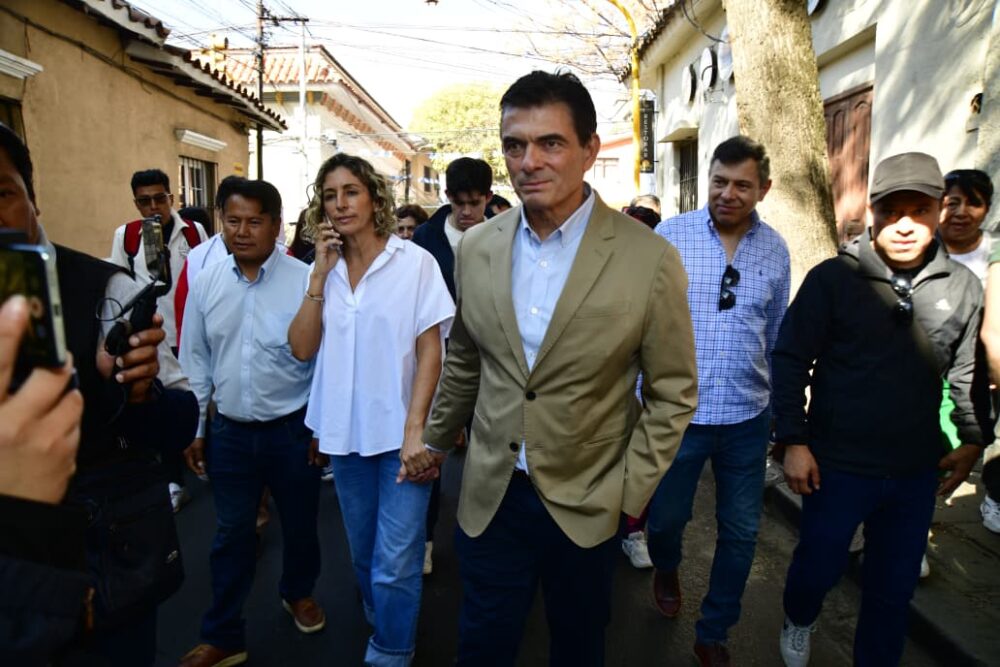 Rodrigo Paz Pereira junto a su esposa 