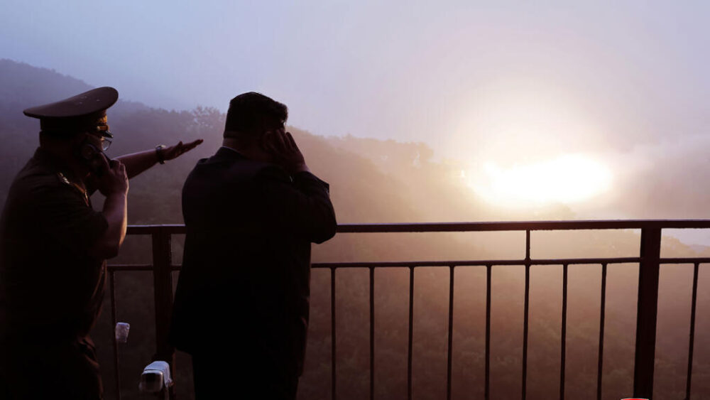 Esta fotografía, tomada el 8 de septiembre de 2025 y publicada por la agencia oficial KCNA, muestra al líder norcoreano, Kim Jong Un, inspeccionando la combustión en tierra de un motor de combustible en un lugar no revelado de Corea del Norte