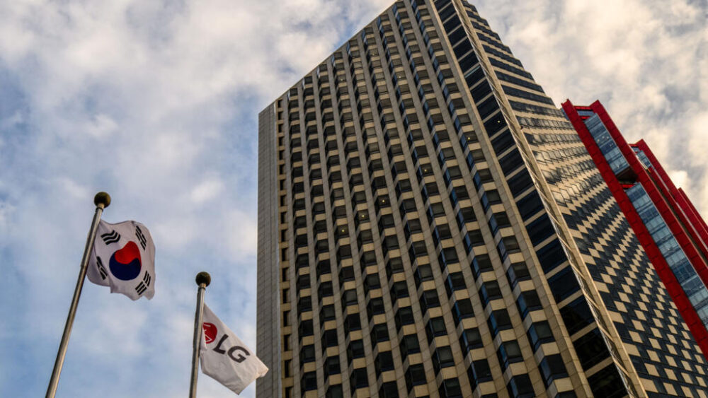 La bandera de Corea del Sur ondea junto a la de LG en el exterior de una de las Torres Gemelas del grupo en Seúl el 9 de septiembre de 2025