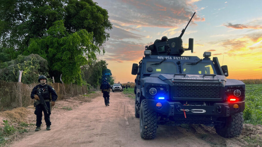 Agentes de la policía estatal de Sinaloa en una patrulla contra el crimen organizado en el campo agrícola San Pedro, en la municipalidad de Navolato, estado de Sinaloa, México, el 25 de julio de 2025